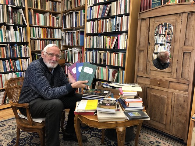 Gert Zechner mit der neu aufgelegten Autobiographie von Anna Hafner, erschienen in drei verschiedenen Coverfarben | Foto: Lehner