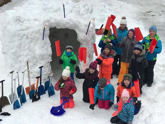 Die Kinder der Ortsgruppe Jerzens schufen gemeinsam ein großes Iglu.