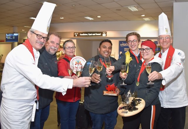 Pompöser Empfang: Bereits am Flughafen wurden die Köche freudig empfangen. Das Team: Günther Steiner, Jamie Unshelm, Moritz Standmann, Martina Kropfitsch, KM Sven Uhlig, Charlotte Petersen, Juliane Wegscheider | Foto: Steiner