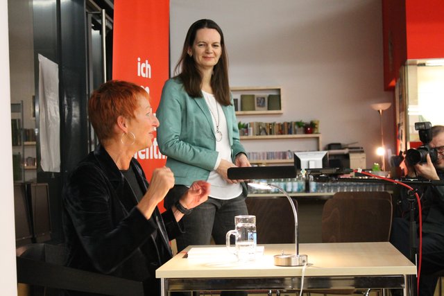 Eva Rossmann und Bürgermeisterin Kerstin Suchan-Mayr. | Foto: BRS/Böhm