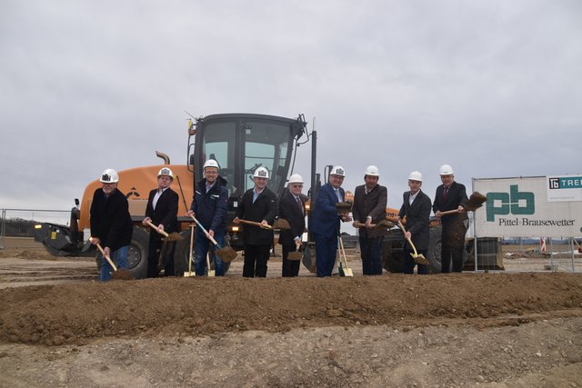 GGR Helmut Dollinger (Absdorf), Prok. Ing. Herbert Weinerer (ARGE trepka und Pittel+Brausewetter), BM Ing. Andreas Bamberger-Arleth (ARGE trepka und Pittel+Brausewetter), Bgm. Josef Germ (Stetteldorf am Wagram), StR. Johann Mayerhofer (Tulln), Obmann Bgm. Mag. Alfred Riedl (GVA Tulln), Bgm. Franz Stöger (Königsbrunn), Johannes Sanda (Tulln), Bgm. Franz Dam (Absdorf) | Foto: Zeiler