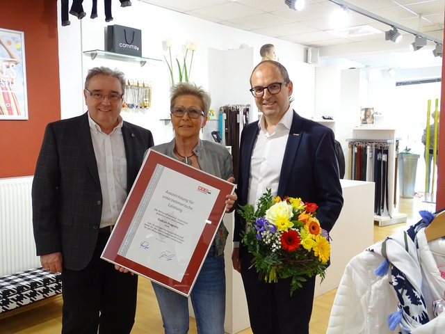 Gudrun Dragosits wurde für ihre unternehmerische Leistung ausgezeichnet: (v.l.) Vinzenz Harrer, Gudrun Dragosits, Andreas Schlemmer.