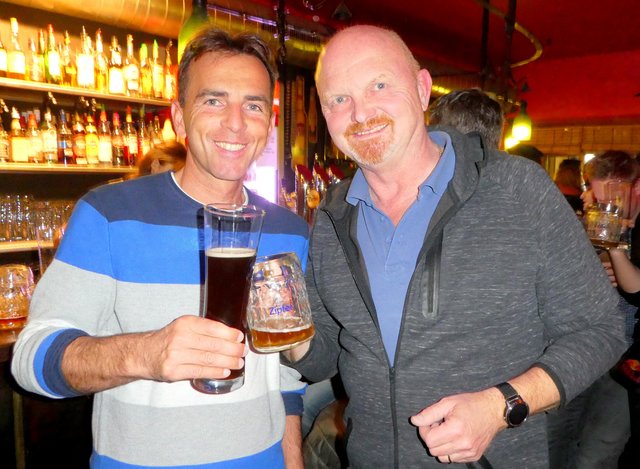 Gerhard Thurner (li) und Matthias Bramböck sponserten dem Verein dieses Jahr die Fastenbockbiere. | Foto: Haun