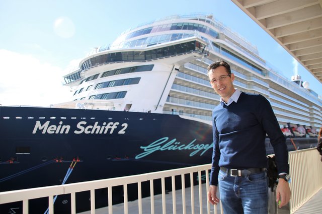 Reisebüro-Inhaber Andreas Sagmeister nahm an der Schiffstaufe in Lissabon teil. | Foto: Kreuzfahrtprofi.at