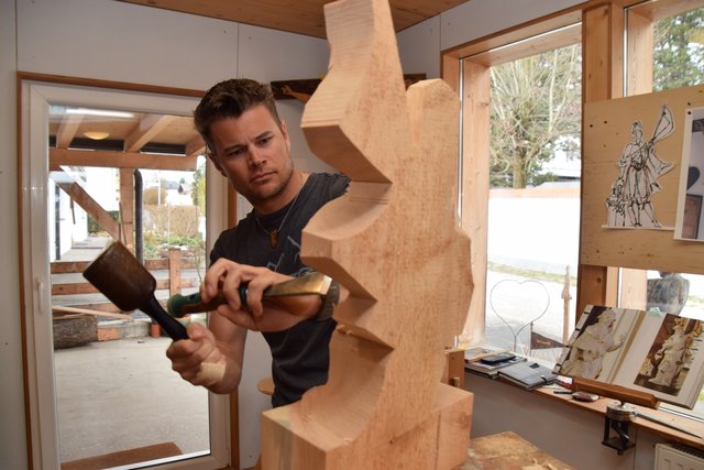 Lukas Pittl arbeitet an einem heiligen Florian. Demnächst schnitzt er auch einen für das neue Feuerwehrhaus in Tulfes.