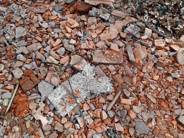 Dämm- und etliches anderes Material fand ein Spaziergänger am Brenntichweg.
