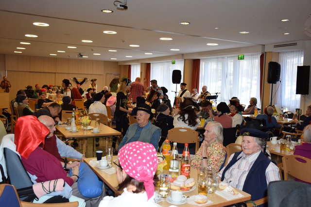 Bewohner, Angehörige und Mitarbeiter haben gemeinsam den Fasching gefeiert.