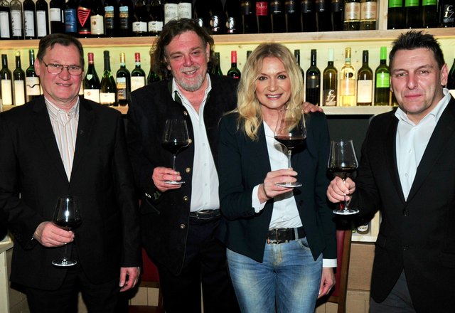 In Genusslaune: Pfarrer Peter Ferner, Pepi Bodner und Maria Hafele sowie Bgm. Markus Haid