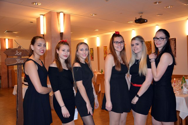 Sorgten beim "fire &amp; ice"– Abend für perfektes Service: Isis Lauermann, Sarah Moser, Ramona Großegger, Michelle Darrer, Celine Kantinger und Anna Banovics. | Foto: Tourismusschulen Semmering