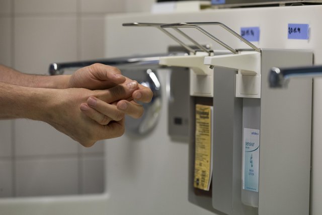 Die Händehygiene leistet einen großen Beitrag zur Vermeidung von Infektionen – regelmäßige Kontrollen im Personalstab und eine ausreichende Möglichkeit zur Händedesinfektion für Besucher reduzieren auch hier umfassend das Risiko für übertragbare Keime.