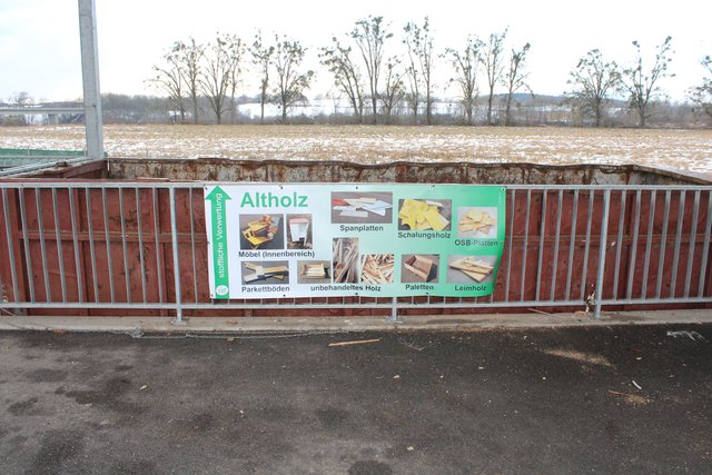 Für die Altholztrennung stehen in allen ASZ im Bezirk zwei verschiedene Container zur Entsorgung zur Verfügung. | Foto: Glas