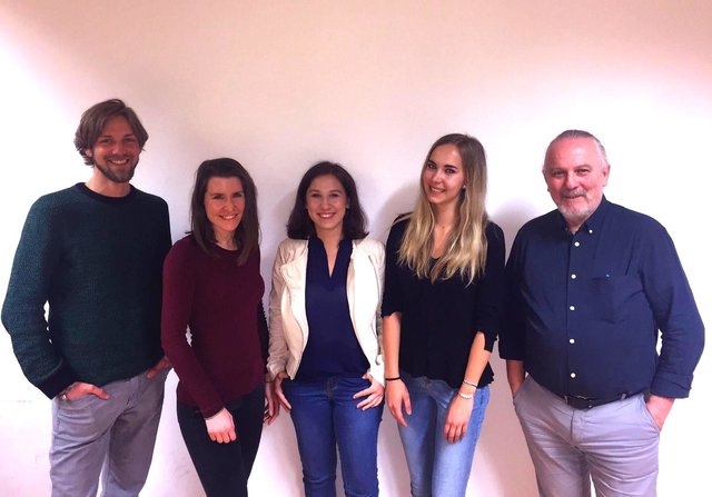 Das Team hinter dem Projekt: Raphael Schuster, Nathalie Napravnik, Chiara Jansen, Susanne Rockinger und Projektleiter Anton-Rupert Laireiter (v.li.). Das sechste Teammitglied, Nadine Steger, fehlt auf dem Bild krankheitsbedingt.