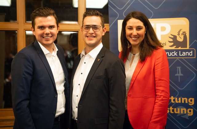 LAbg. JVP LO Sophia Kircher gratuliert dem frisch gewählten JVP Bezirksobmann Johannes Tilg (v.l.n.r.: EGR Manfred Lerch, JVP Bezirksobmann Johannes Tilg, LAbg. Sophia Kircher).
 | Foto: Julian Angerer