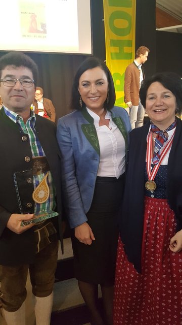 Bundesminister Elisabeth Köstinger gratulierte Manfred und Sabine Krenn | Foto: Manfred Krenn