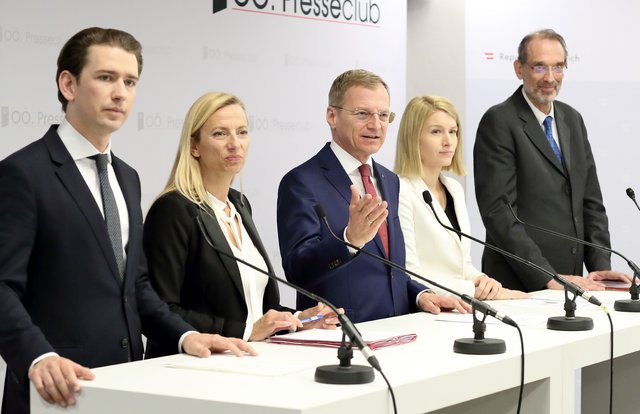 Bundeskanzler Sebastian Kurz, Bundesministerin Juliane Bogner-Strauß, Landeshauptmann Thomas Stelzer, Landeshauptmann-Stellvertreterin Christine Haberlander und Bundesminister Heinz Faßmann (v. l.).
 | Foto: Land OÖ/Stinglmayr