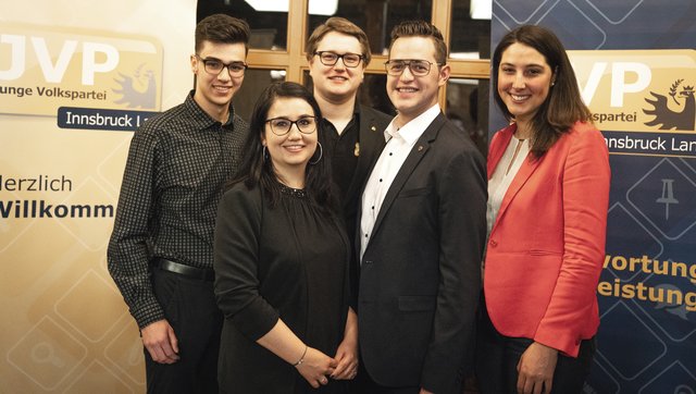 V.l.n.r.:  Lukas Knottner, Viktoria Kapferer, Bez.-GF Benjamin Nößlinger-Tieß, Neo-Bez.-Obmann  Johannes Tilg und LA. Sophia Kircher | Foto: Julian Angerer