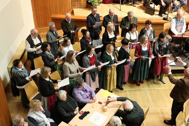 Ernst Kronlachner dirigiert den Kirchenchor Schwanenstadt beim Hoangoatn