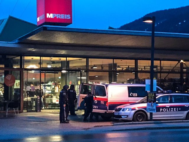 Der MPREIS-Markt in Götzens wurde vor kurzem überfallen – die Großfahndung nach dem flüchtigen Täter läuft! | Foto: zeitungsfoto.at