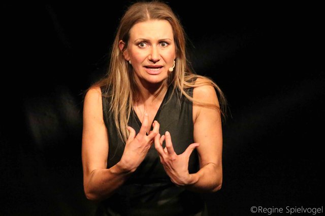 Die Powerfrau Angelika Niedetzky die die Bühne liebt und ihr Publikum mit ihrem vierten Soloprogramm "Pathos" neuerlich begeisterte, fragte: Entwickeln wir uns zurück?
