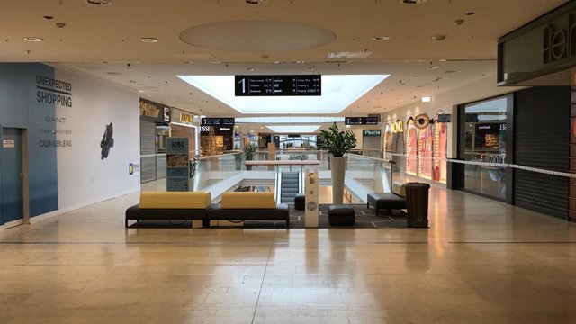 Am Sonntag im Donau Zentrum: So sieht es aktuell im Innenbereich des vom Brand betroffenen Bauteils 4 aus.  | Foto: Donau Zentrum