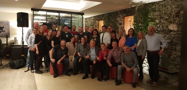 Eine Foto von der Wahlparty der Liste FÜR im Hotel Kammerlander in Neukirchen. Vorne Bildmitte: Frontmann Robert Möschl, seines Zeichens auch Obmann des TVB Neukirchen. | Foto: FÜR (Für Neukirchen)