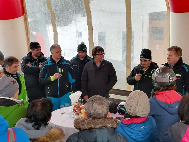 Standort Bürgermeister Egon Brandhofer bedankte sich für die Jahrelange gute Zusammenarbeit bei Geschäftsführer Günther Oberhauser (re.)