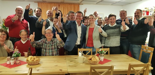 Freude bei der SPÖ Zell am See. Man hat beide Wahlziele erreicht: Die ÖVP hat nicht mehr die absolute Mehrheit und es kommt am 24. März zu einer Stichwahl um das Bürgermeisteramt. | Foto: SPÖ Zell am See
