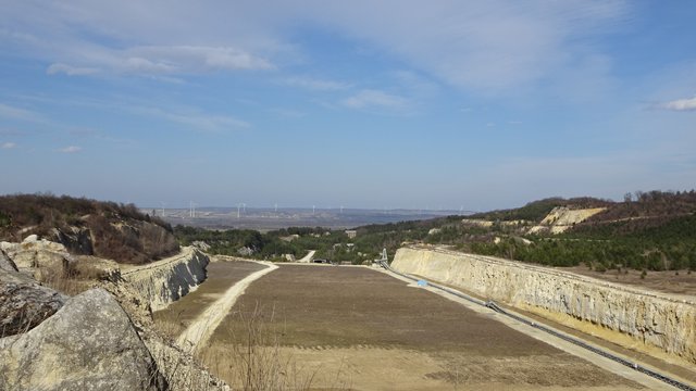 In der Bildmitte, im bewaldeten Bereich am äußeren Ende des Steinbruchs ist die Brücke, die wir vorhin bei der Umrundung des Steinbruchs überquert haben, deutlich erkennbar.