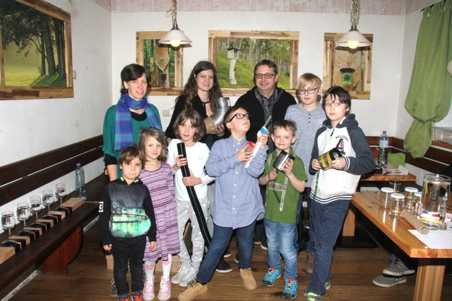 Johannes Leitner und Christine Ackerl mit den nachwuchs-Wissenschaftlern