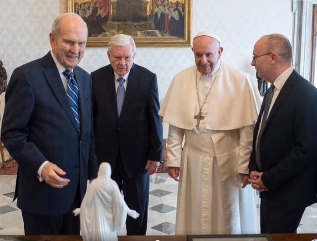 Präsident Nelson (links) überreicht Papst Franziskus eine Miniaturausgabe der Jesus-Statue, wie sie am Tempelplatz in Rom steht.