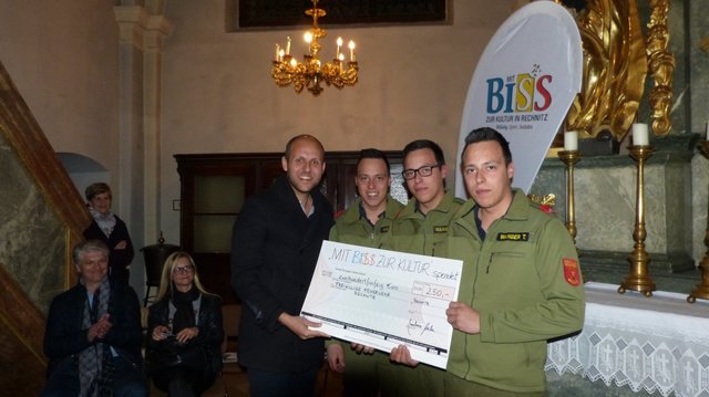 "Mit BiSS zur Kultur" spendete 250€ an die Freiwillige Feuerwehr Rechnitz.
Links im Bild: Bgm. von Markt Neuhodis Joachim Radics mit Gattin.  | Foto: Mit BiSS zur Kultur in Rechnitz
