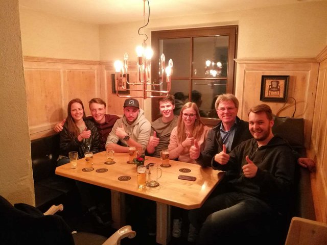 Die Mittersiller NEOS-Truppe "ist im Freudentaumel", wie Spitzenkandidat Felix Germann (2. v. links) sagt. Mit dem ganz jungen Team freut sich hier der Landtagsabgeordnete Josef Egger (2. v. rechts) aus Zell am See. Mittersill war der einzige Pinzgauer Ort, in dem die NEOS angetreten sind.  | Foto: Neos