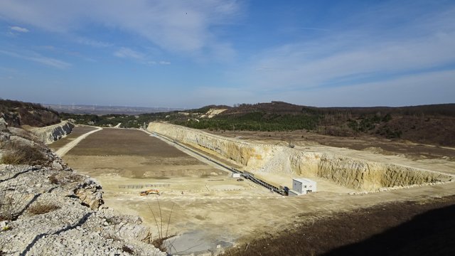 Der Mannersdorfer Steinbruch, Bildmitte das Wiener Becken, seitlich rechts der Scheiterberg. 