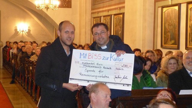 ebenso übergab der Verein Pater Raphael eine Spende von 200€ an den Pfarrverband Rechnitz.  | Foto: Mit BiSS zur Kultur in Rechnitz