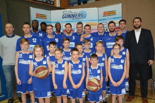 Die Gunners Kids-Day-Gewinner beim gemeinsamen Foto mit den Spielern und dem Trainerduo.