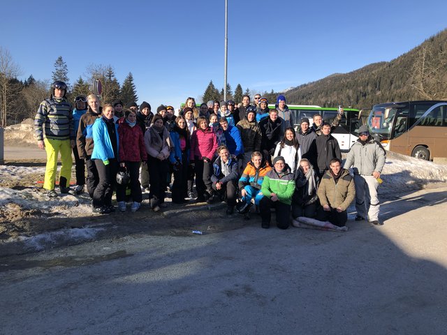 Gruppenfoto aller Teilnehmer.