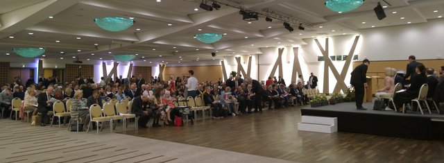 Konferenzraum im Salzburger Wyndham Grand beginnt sich langsam zu füllen