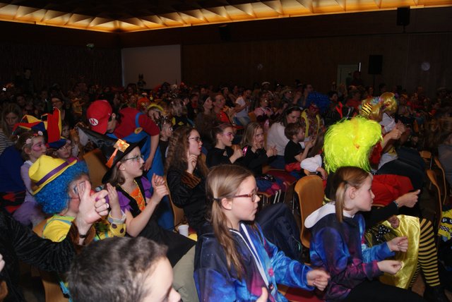 320 maskierte Mininarren verwandelten die restlos auverkaufte Wipptalhalle in ein Tollhaus