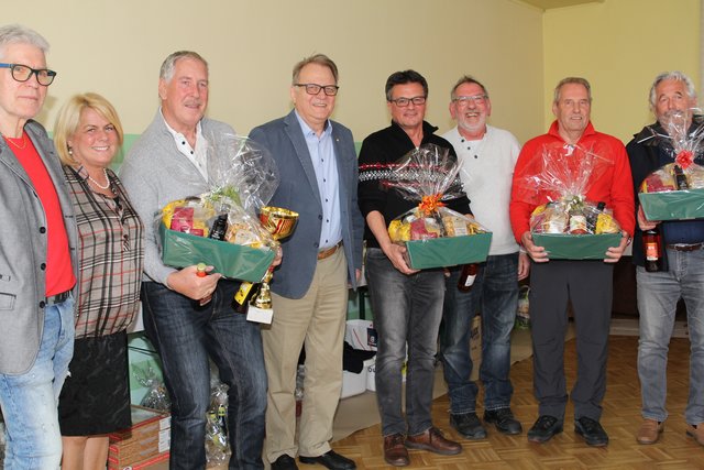 Gratulierten den Altherren Magdalen zum Sieg: Mitorganisator Didi Neubacher, Vize Bürgermeisterin Gerda Sandriesser, Präsident Peter Ambrozy und Organisator Sigi Truppe