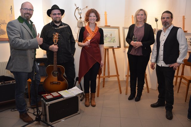 Ausstellungseröffnung: Künstlerin Tanja Alber (3.v.l.) mit Künstlerkollegen Alexandra Maier, Reinhard Gußmack Robert Knapp und Kulturforum-Obmann Michael Kriendlhofer (l.)