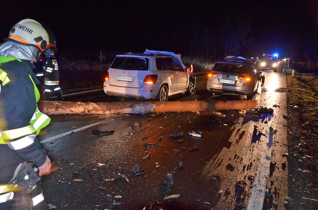 Zwei Autos krachten gegen den selben Baum. | Foto: BFK Waidhofen a. d. Thaya/Stefan Mayer