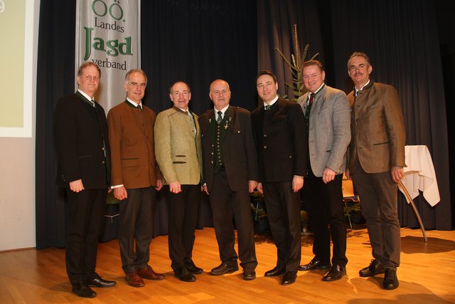 Landtagsabgeordneter Jürgen Höckner, der wiedergewählte Bezirksjägermeister Volkmar Angermeier, Agrarlandesrat Max Hiegelsberger, Landesjägermeister Sepp Brandmayr,  Landeshauptmann-Stellvertreter Manfred Haimbuchner, Roman Haider, der wiedergewählte Bezirksjägermeister-Stv. Josef Aigner. | Foto: Andreas Maringer