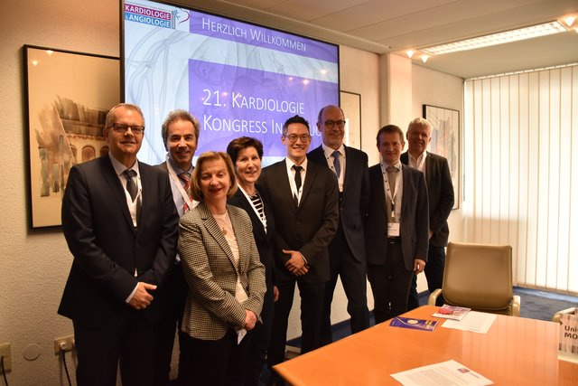 Die Experten standen Frage und Antwort zum Thema Prävention von Herzinfarkten: Dr. Guy Friedrich, Dr. Günter Weiss, Dr.in Andrea Podczeck-Schweighofer, Dr.in Monika Lechleitner, Dr. Christoph J. Brenner, Dr. Dietmar Trenk, Dr. Christoph Säly, Dr. Gert Mayer (v.l.)