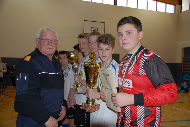 Gratulation an die Gewinner: ABI Hermann Peindl übergab den Wanderpokal an die Sieger Mannschaft der Jugendfeuerwehr Söchau.