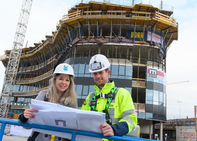 Projektleiterin Veronika Gruber, gemeinsam mit Bauleiter Andreas Seifriedsberger vor dem "Bumerang". | Foto: Dynatrace
