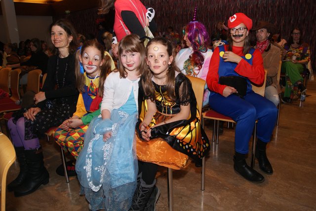 Die zahlreichen Konzertbesucher jeden Alters erscheinen in bunten Faschingskostümen