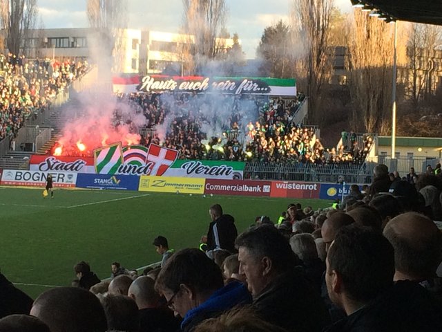 Auch Bengalen hatten mal wieder verbotenerweise den Weg ins Stadion gefunden. Ich find sie toll ;-) | Foto: Werner Achs
