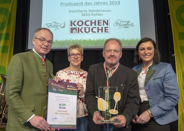 LH-Stellvertreter Stephan Pernkopf (links)und Bundesministerin Elisabeth Köstinger (rechts) gratulieren Martina und Oswald Weidenauer zum Titel „Produzent des Jahres“.  | Foto: NLK/Filzwieser