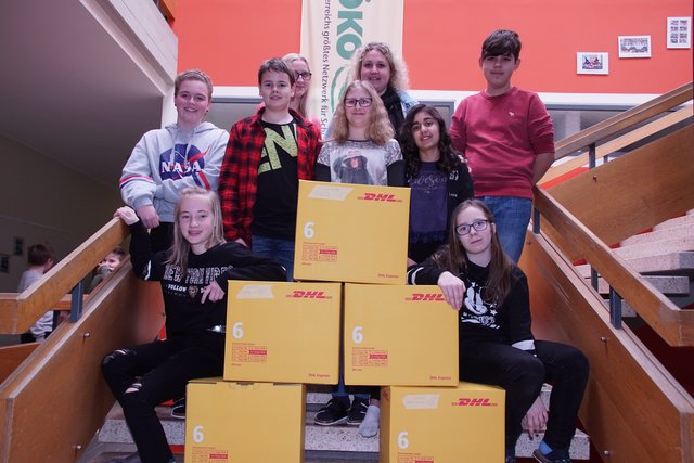 Die Schüler der NMS Rohrbach sammelten aus Anregung ihrer Lehrerine Stefanie Wax (hinten) Sachspenden für ein Hilfsprojekt in Tansania.  | Foto: Helmut Eder