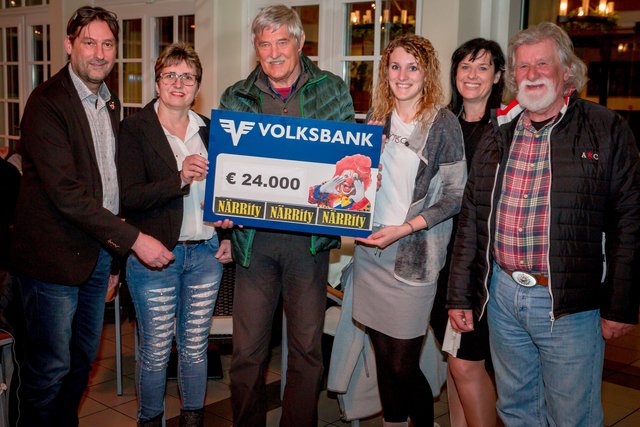 Werner Steindl (3.v.li.) darf 2.666 Euro für den Behindertensportverband Spittal mitnehmen